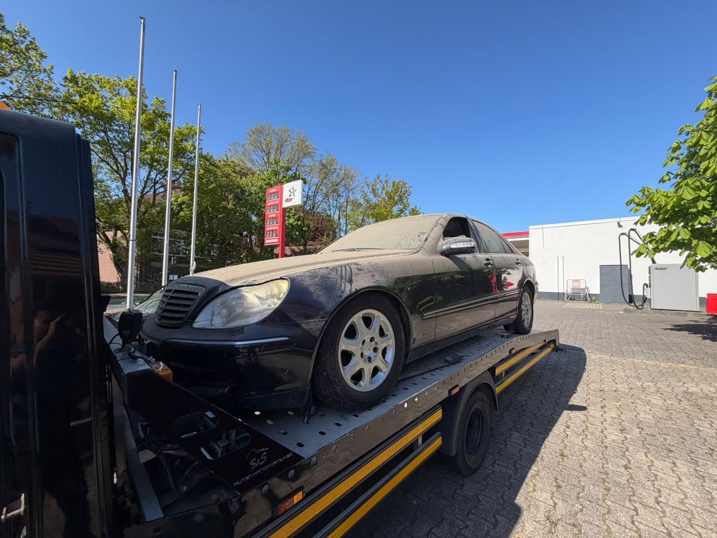 Schrottauto wird zur zertifizierten Autoentsorgung abgeholt
