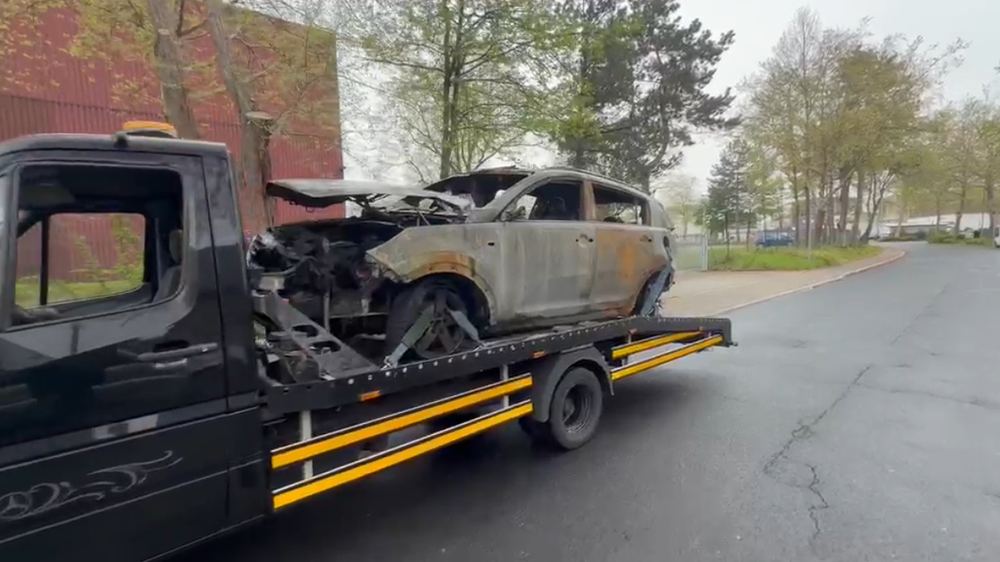 Stark beschädigtes Fahrzeug wird zur Entsorgung transportiert