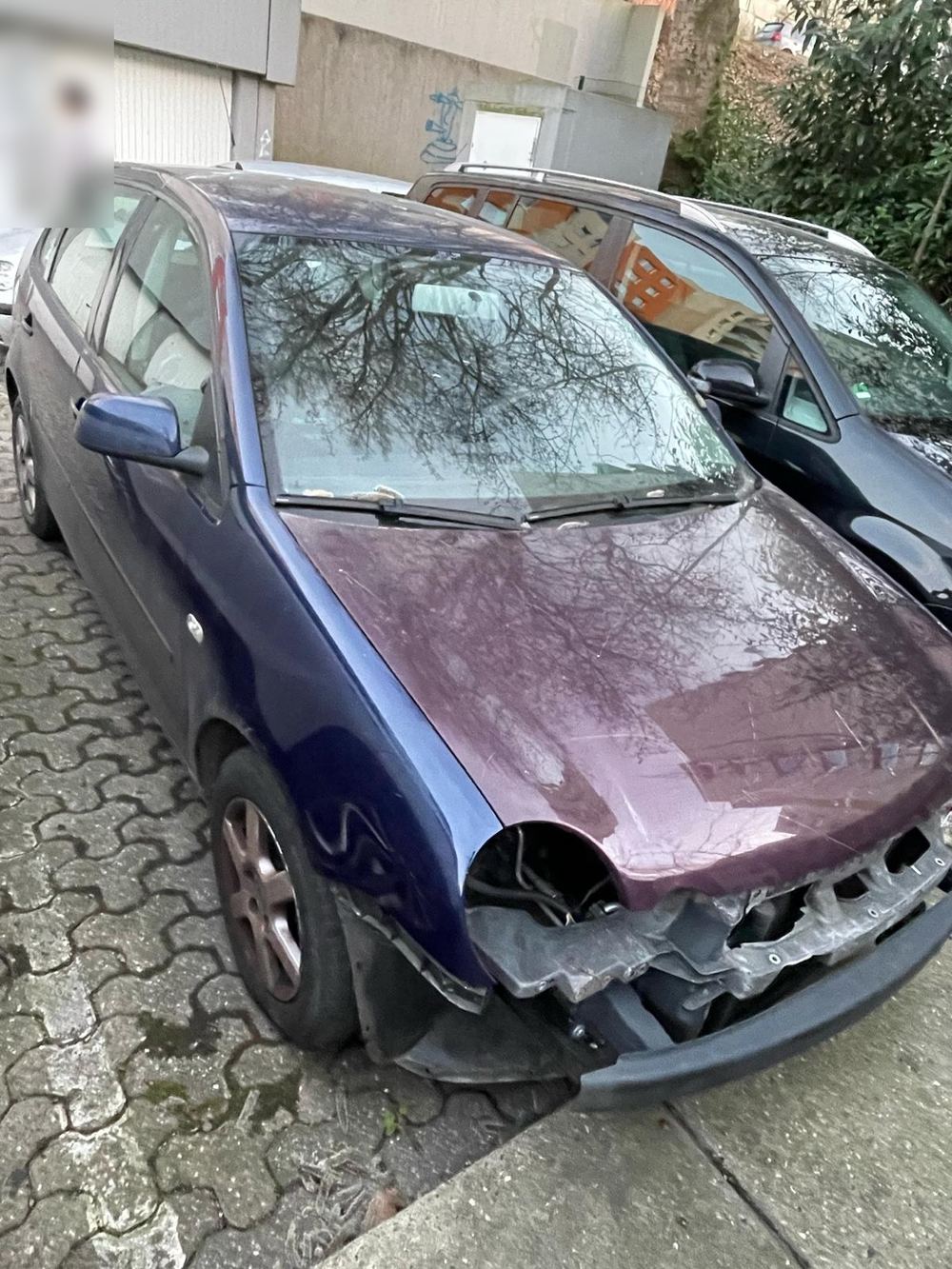Defektes Auto mit Frontschaden zur Autoentsorgung