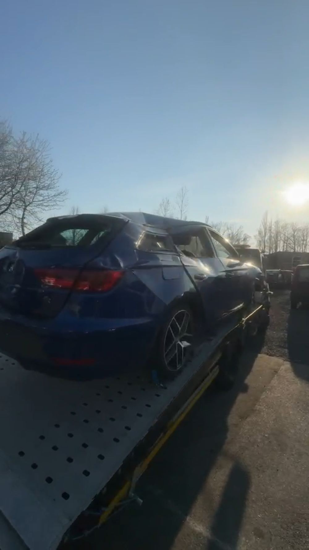 Unfallauto auf Abschleppfahrzeug zur Entsorgung