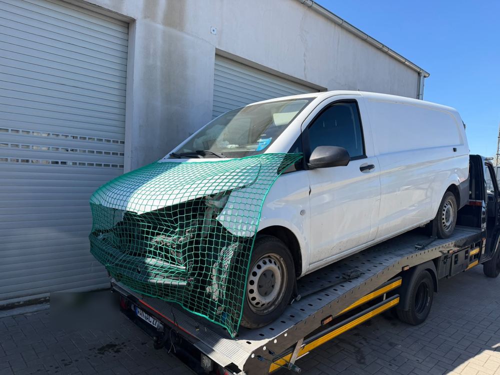 Beschädigter Transporter wird zur Autoverwertung abgeholt