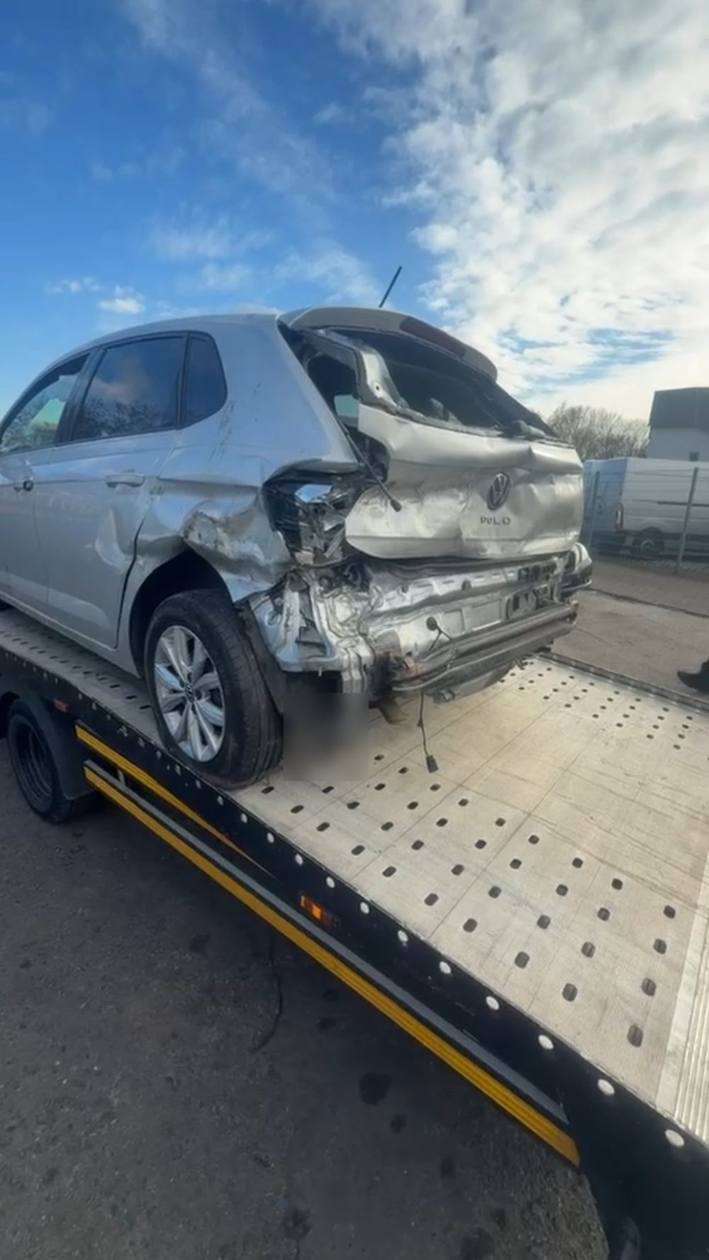 Unfallwagen mit Heckschaden auf Abschleppfahrzeug